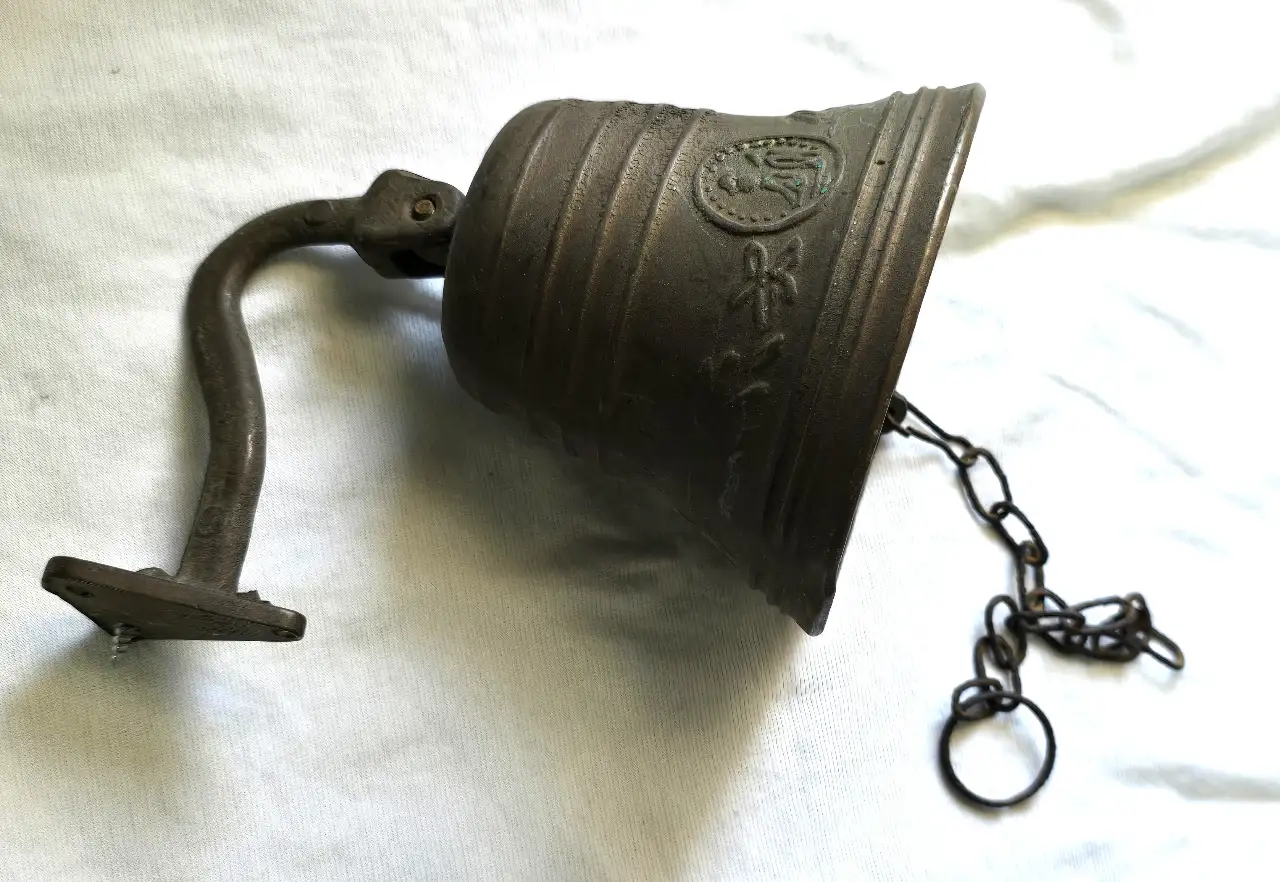 פעמון ישן לדלת בחוץ ממתכת יצוקה גובה 12 ס'מ