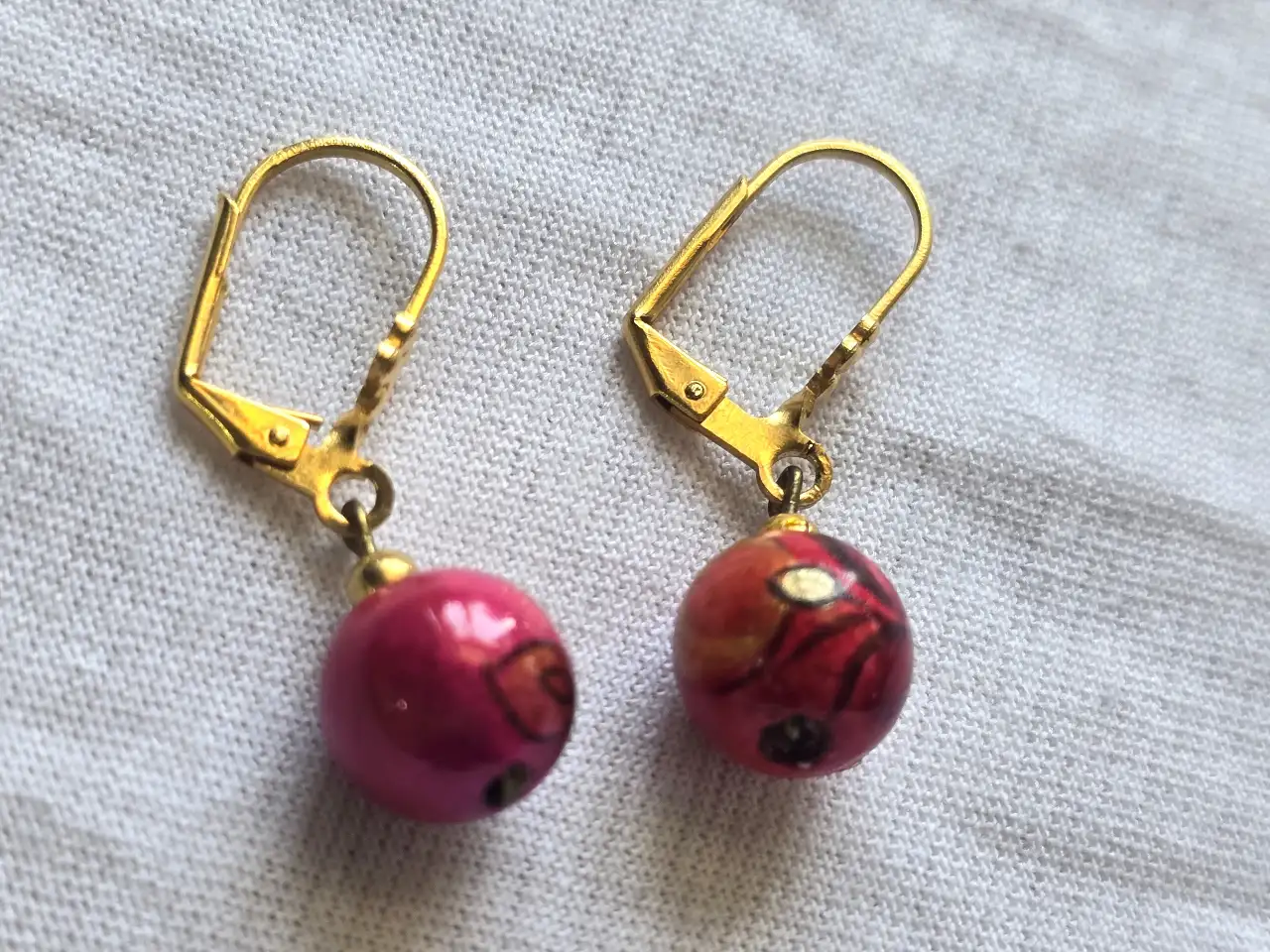 זוג עגילי קוראל עץ וסוגרים ציפוי זהב