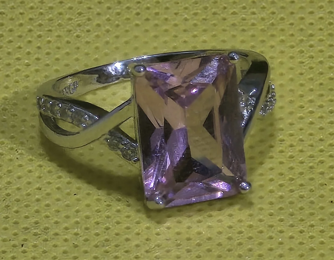 טבעת כסף סטרלינג בציפוי זהב לבן 18 קראט עם אבן גדולה בצבע ורוד סגלגל