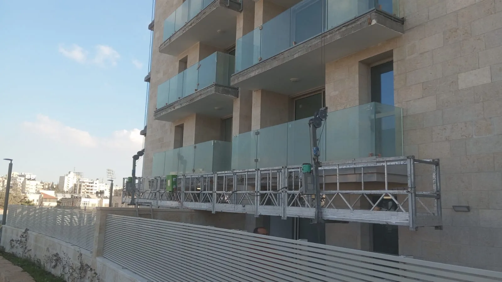 התקנה והשכרה של פיגומים תלויים ממוכנים