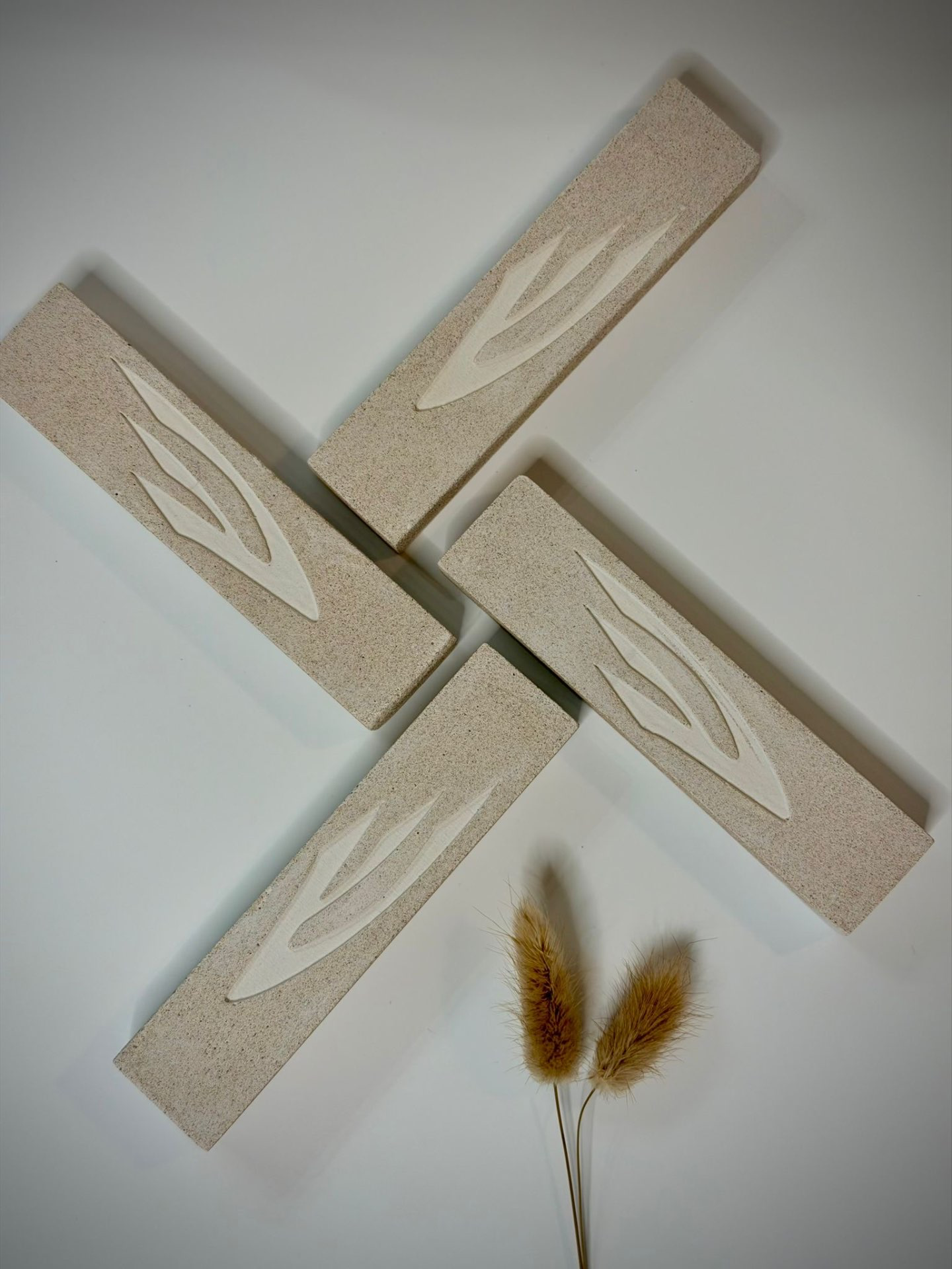 מזוזה עם ש מוטבעת בסגנון אבן גוון בז׳