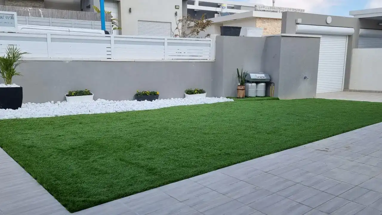 התקנת דשא סינטטי – פתרון ירוק מושלם לכל עונה