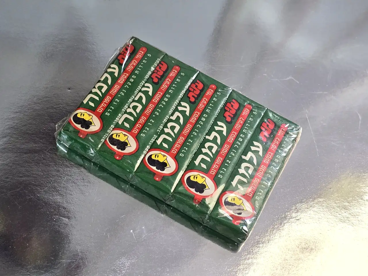 חבילת מסטיקים סגורה, עלמה מנטה חמש חפיסות מסטיקים "עלמה" של עלית, סגורות בניילון המקורי.