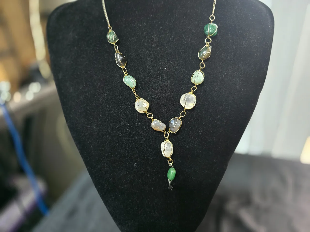 שרשרת אבני חן ברזילאית יחודית במיבנה Y מחמיא עשויה אבנים טבעיות שילוב צבעים לבן ירוק ואפור אבני אגת פריט אספנות יחודי עם סגולות