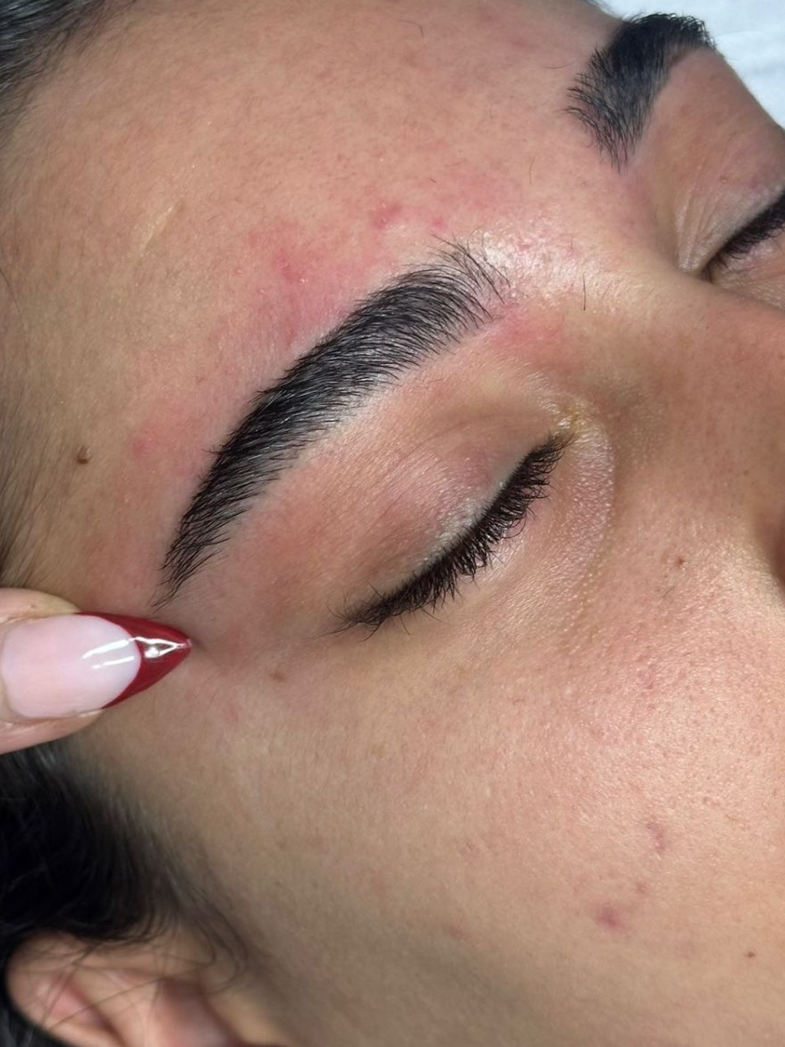 עיצוב גבות טבעיות