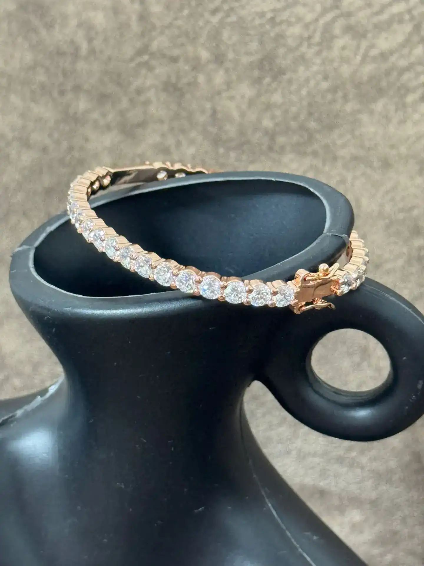 צמיד טניס קשיח