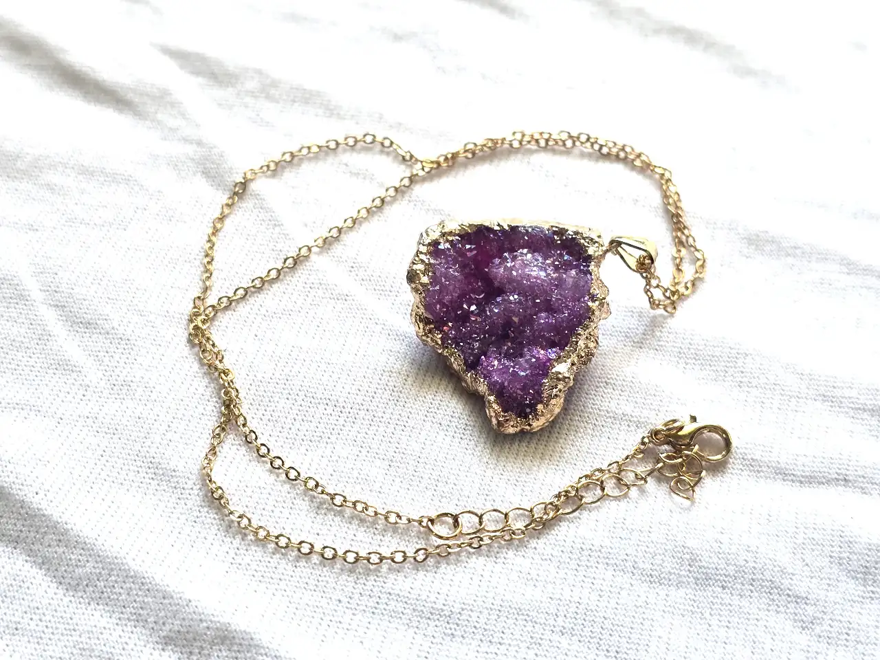 תליון משובץ באבן אמטיסט טבעי מסרת בציפוי זהב 14 K ושרשרת מוזהבת