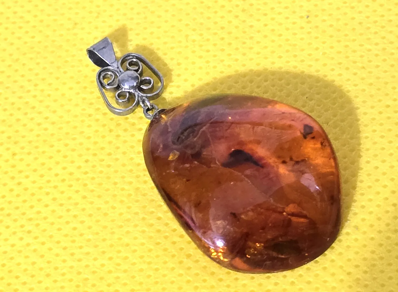 תליון ישן עשוי כסף משולב אבן ענבר, כסף נבדק (מעל 900). אורך - 4.7 ס"מ. משקל כולל - 5.1 גרם.