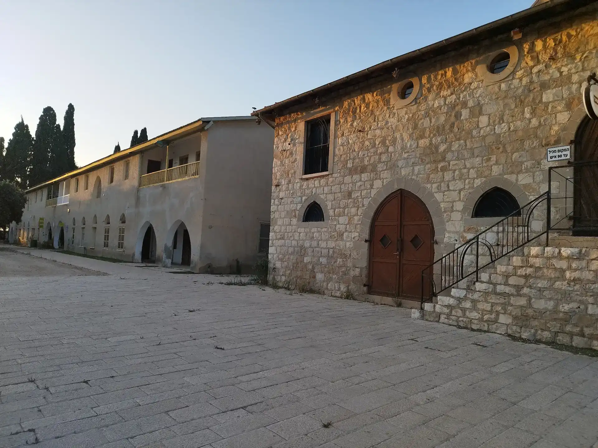 החצר הגדולה – כשעבר והווה נפגשים