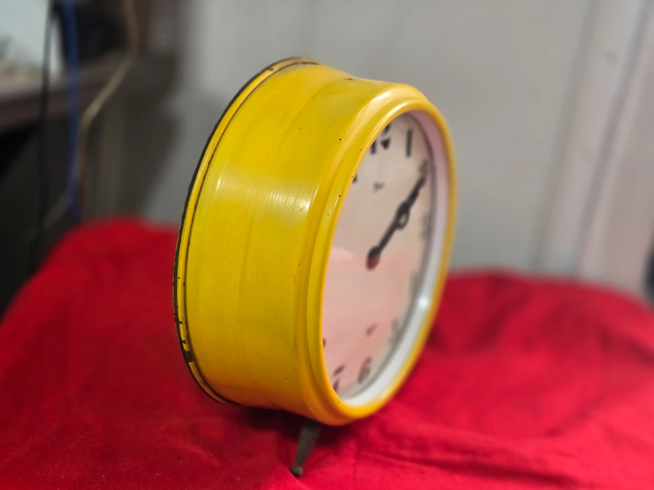 שעון מעורר מכני תוצרת ישראל IDOX POP שולחני גדול וינטג' שנות ה-70 דגם יפהפה ונדיר תוצרת IDOX ישראל. השעון תקין. מצב חיצוני טוב מאוד. גובה 22 ס"מ. קוטר 20 ס"מ.בולי מס קניה