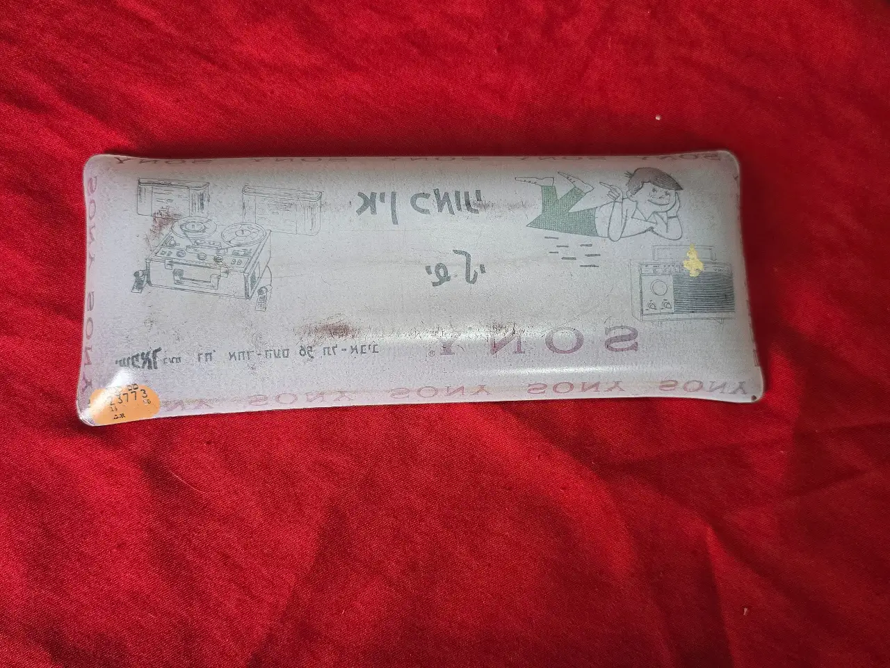 מגש זכוכית פרסומת לSONY שנות ה-60 עם מדבקת מס קניה 21.5x8.5 ס"מ
