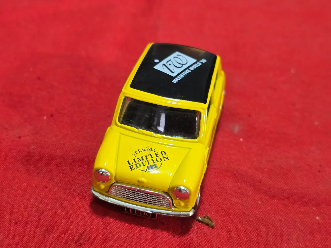 דגם רכב MORRIS MINI COOPER משנת 1964 ממתכת תוצרת Lledo אנגליה דגם איכותי ממתכת.פריט אספנות מבוקש.  מידות הקופסה 14.5X7X4 ס"מ.  מצב: 	כמו חדש שימוש