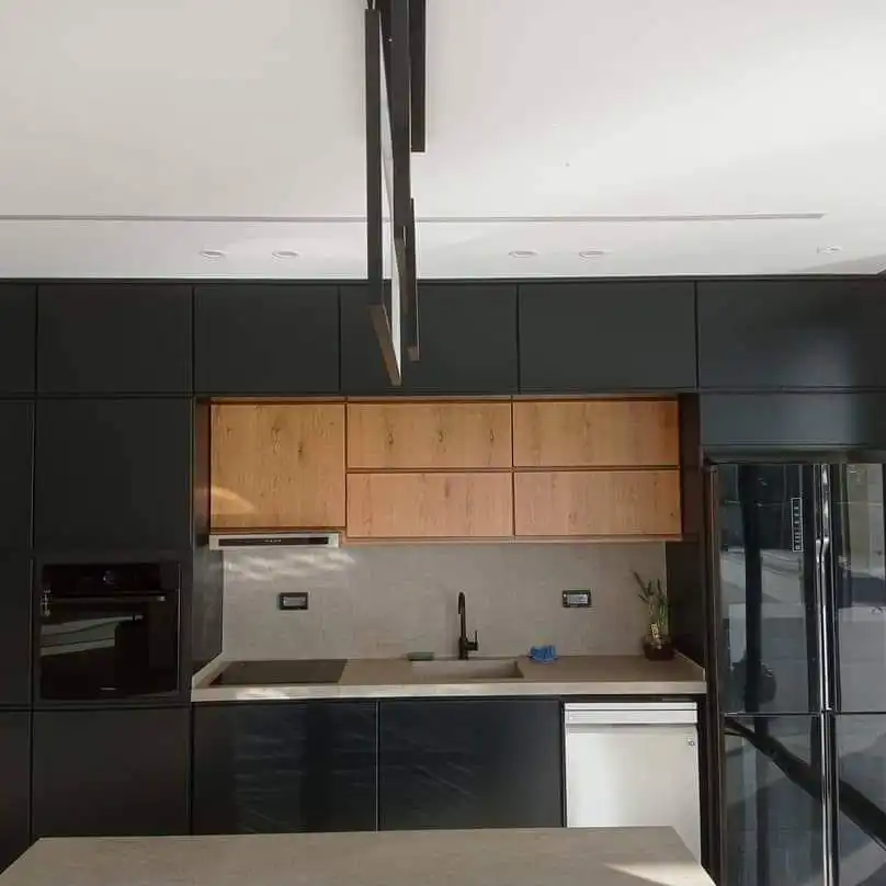 מטבח שחור בשילוב עץ