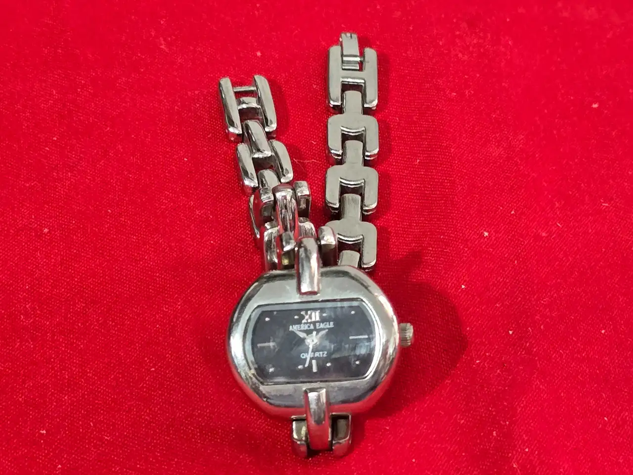 שעון יד לנשים קוורץ השעון של המותג America Eagle .מותג אמריקה איגל יש חוסר בסוללה