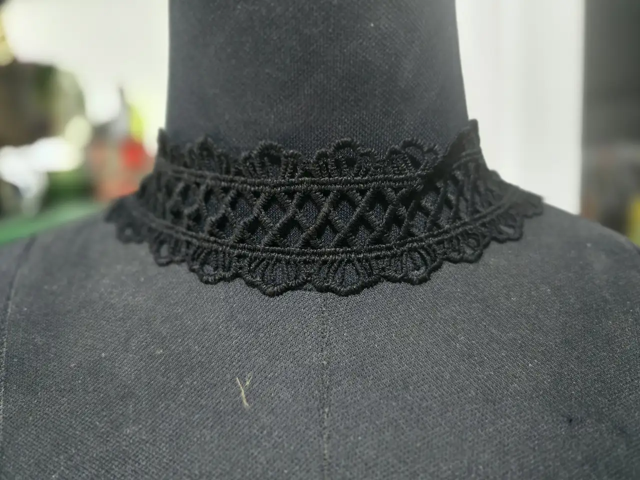 זוג שרשראות צ'וקר צמודות לצוואר שנהם מתחרה סגנון ויקטוריאני או גותי השרשרת הלבנה עשויה מתחרה לבנה בדוגמא גאומטרית שבחלק התחתון פנינים קטנות על גבי לולאות מתכת דקיקות התליון המרכזי משובץ בפנינה גדולה מעוטרת בהברונזה הצו'קר השחור מתחרה בדוגמת רשת עם סוגר ושרשרת הארכה כסוף