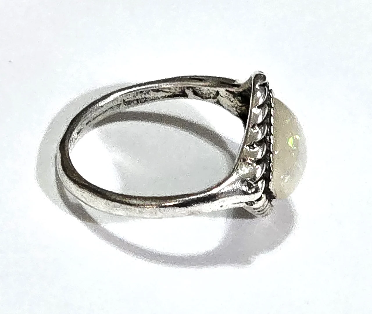 טבעת כסף משובצת באבן אופל.מידה 5.5\6