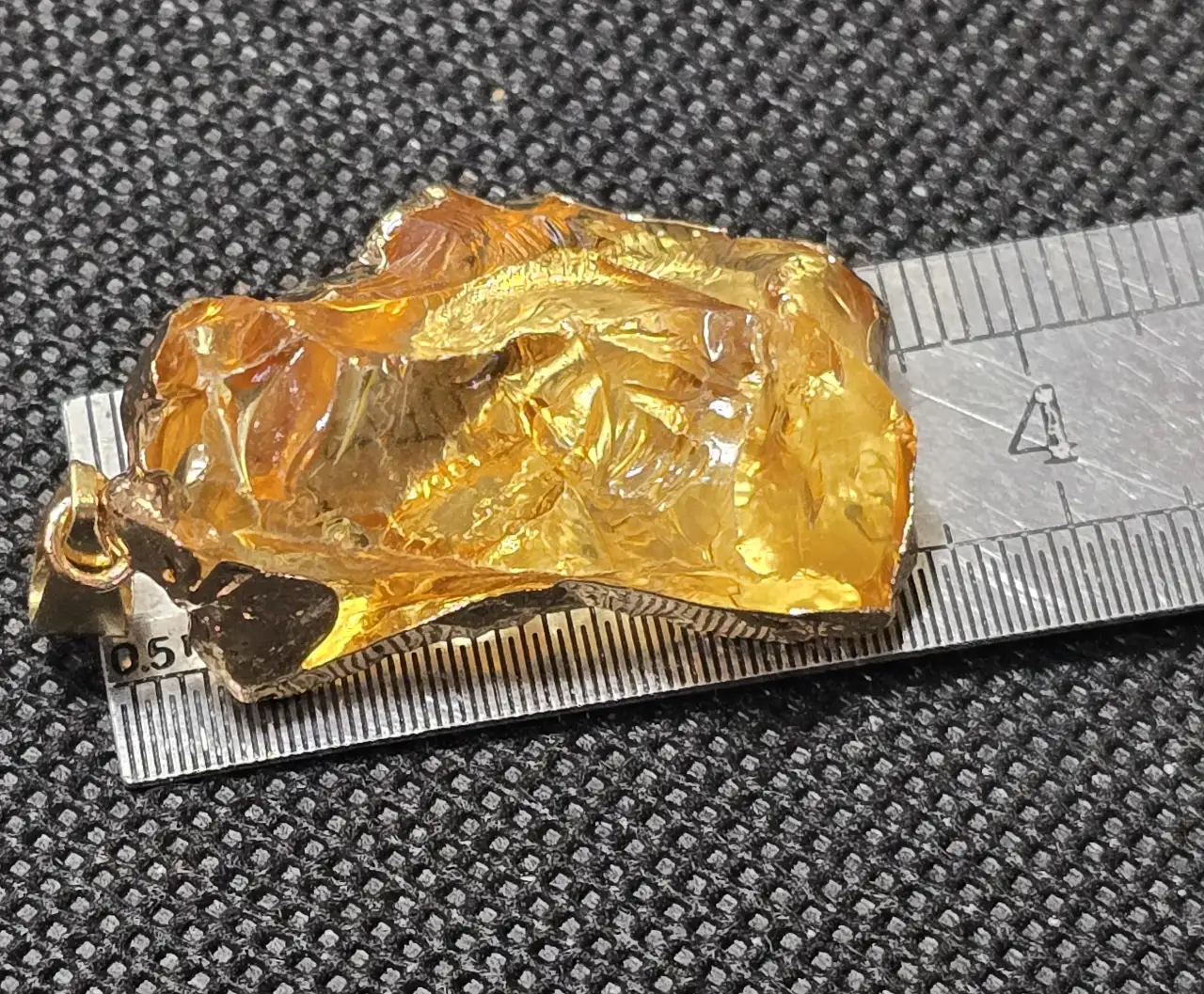 תליון קריסטל טבעי עם מסגרת מתכת מצופה עלי זהב