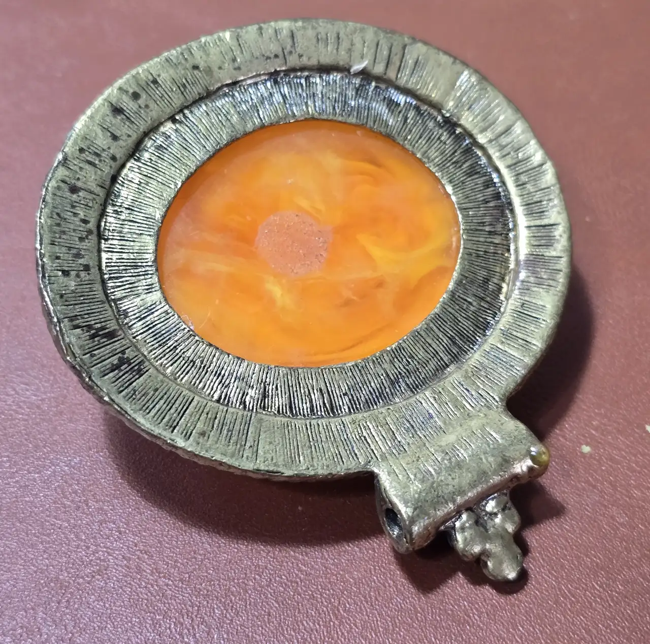 תליון גדול דמוי ענבר אובלי ו 3 אבני טורקיז משובצים על בסיס מתכת . 8.5×7.5×2.5 ס"מ