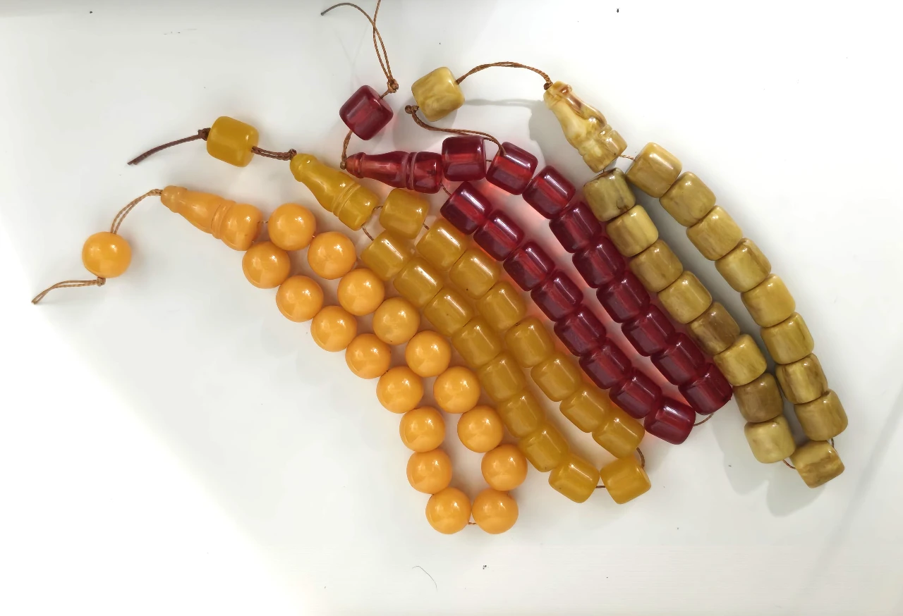 לוט 4 מסבחות ישנות שכנראה לא היו בשימוש, אחד עשוי עצם והשניות כנראה פלסטיק.