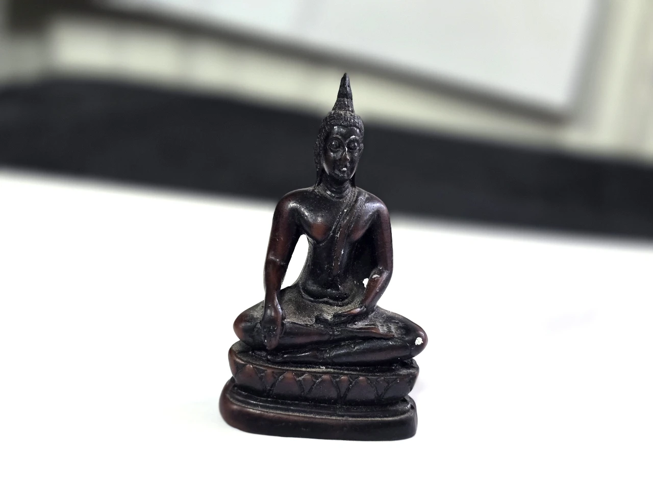 פסלון קטן ונחמד "בודהה" חומר יצוק מידות הבסיס 4 ס'מ גובה 7 ס'מ