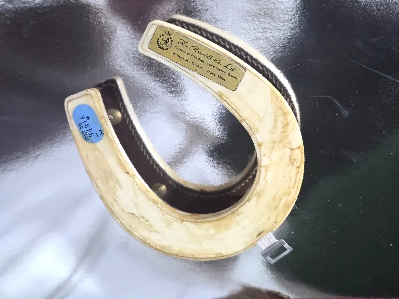 מתלה מפתחות מרשים בצורת פרסה חובה בכל כניסה לדירה .אבל שימו לב לחתימה מאחור "צבי רוזנלפד" פריט ישן במצב פצצה הסטוריה