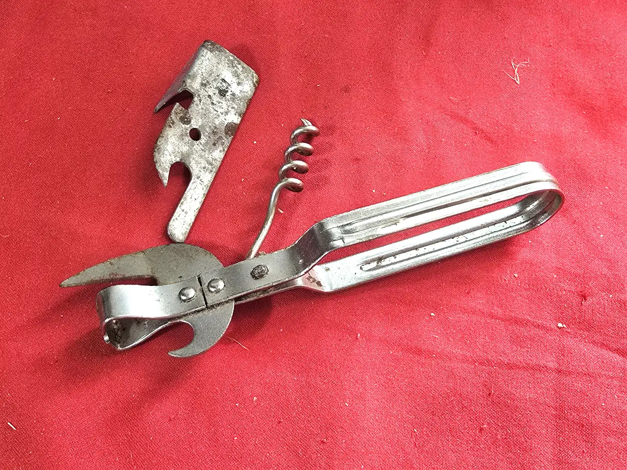 זוג פותחני קופסאות תוצרת ישראל שנות ה.50\60 לאספנים