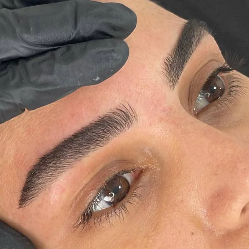 עיצוב גבות טבעיות