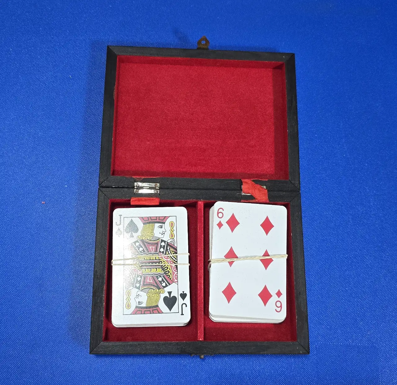 קופסה מהודרת לקלפים עבודת יד ספרד מרופדת בפנים כולל הקלפים