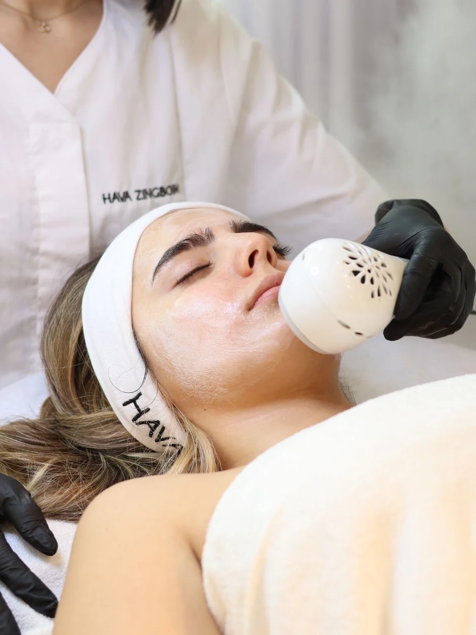 טיפולי פנים עם מכשור מתקדם