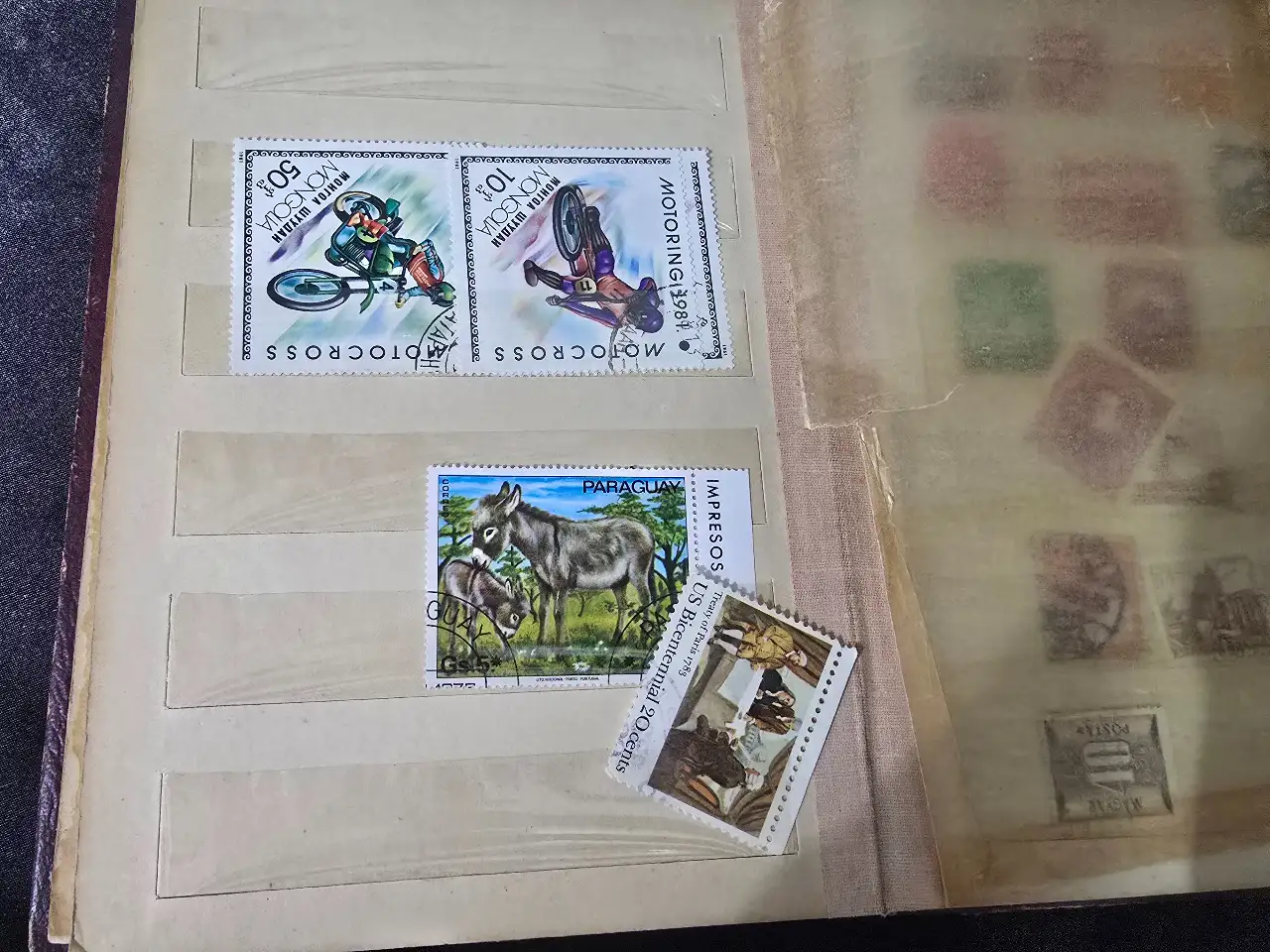 אלבום בולים שנות ה.60 ישנה הקדשה עם התאריך 1960  ישנו בול מס קניה וכמובן הבולים שבפנים