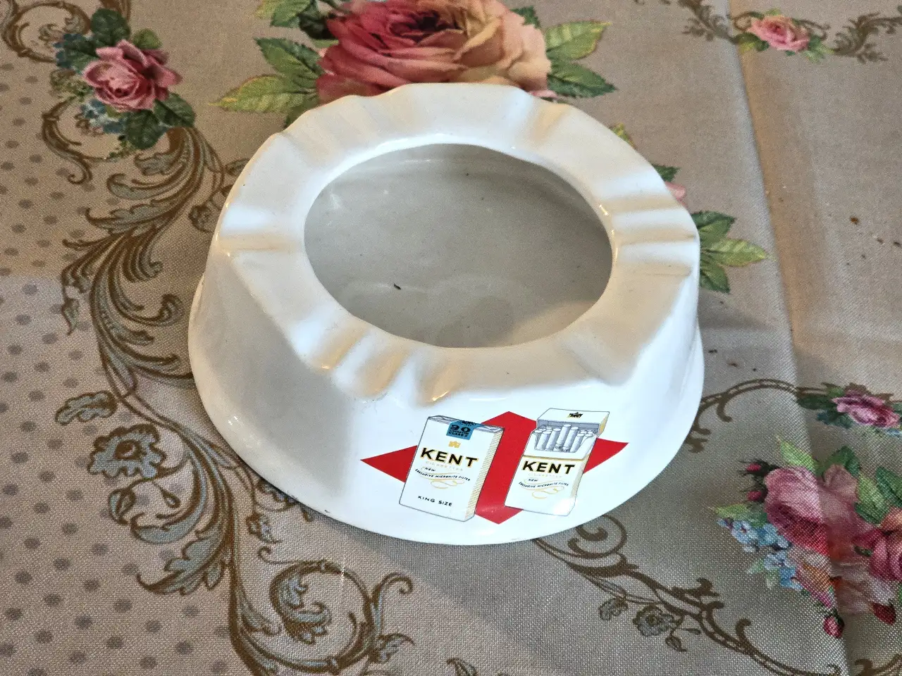 מאפרה  קרמיקה  מיוחדת פרסומת  לסיגריות קנט KENT   תוצרת ארה"ב    מידה: 17. על. 5.5 סמ