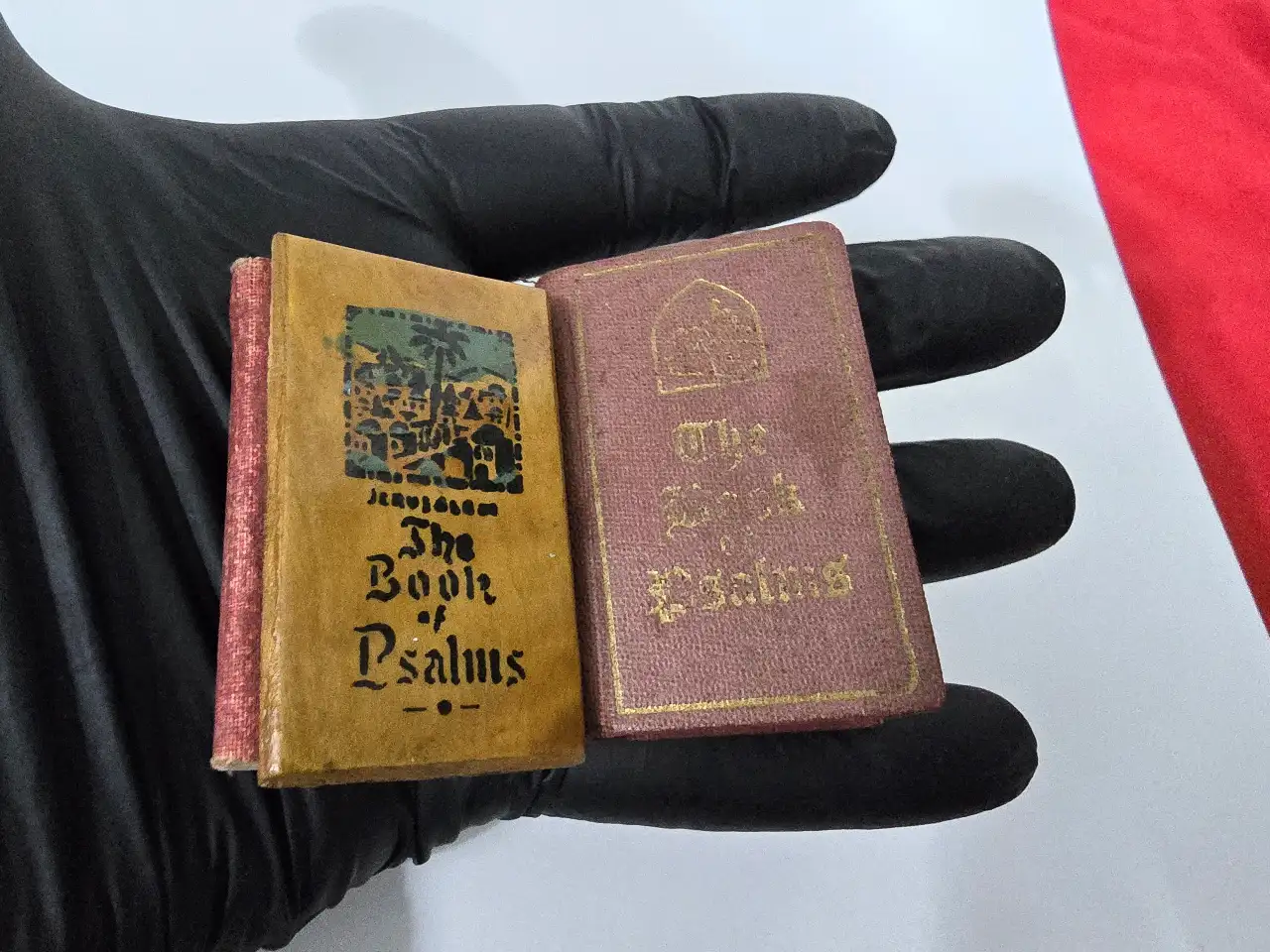 2 ספרוני תהילים מיניאטוריים -פלשתינה ארץ ישראל- מידה כ-6 ס"מ. כפי שמצולם בפירוט. יודאיקה Book Of Psalms