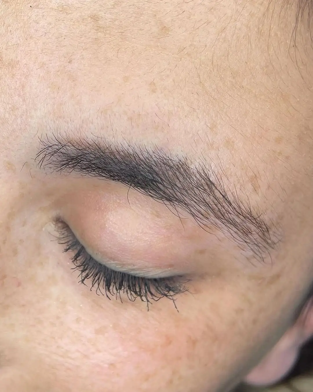 עיצוב גבות טבעיות