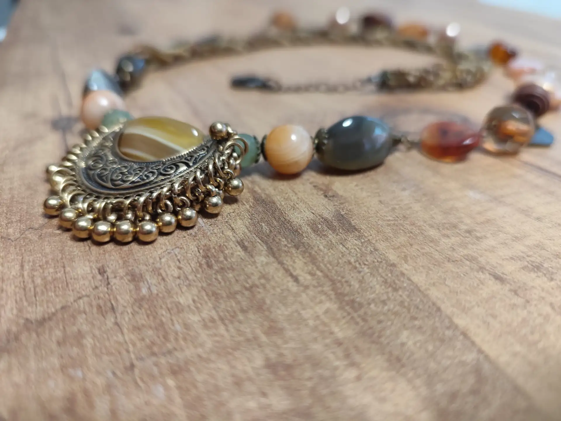 אבני חן שונים עם חרוזי זכוכית וטרמופלסטיק