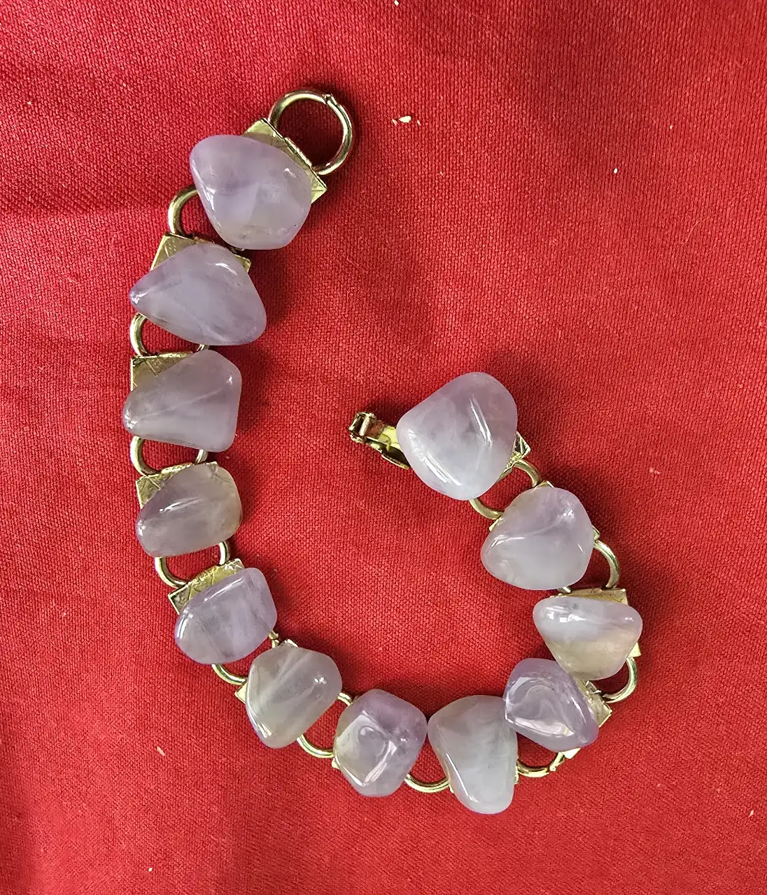 צמיד המורכב מאבני אמטיס בגוון סגול המחוברים בקישורי מתכת מוזהבת