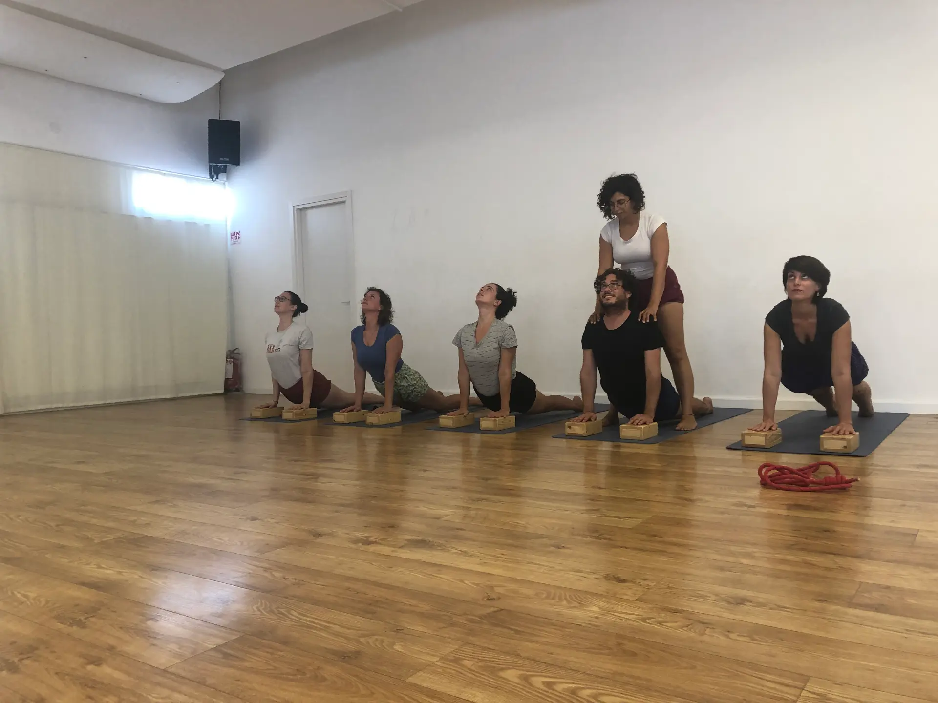 שיעור יוגה קבוצתי