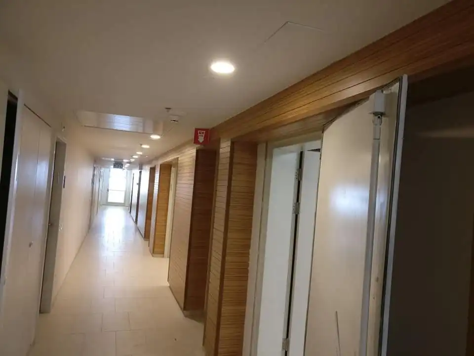 עבודות דקים מעץ וסינטטי