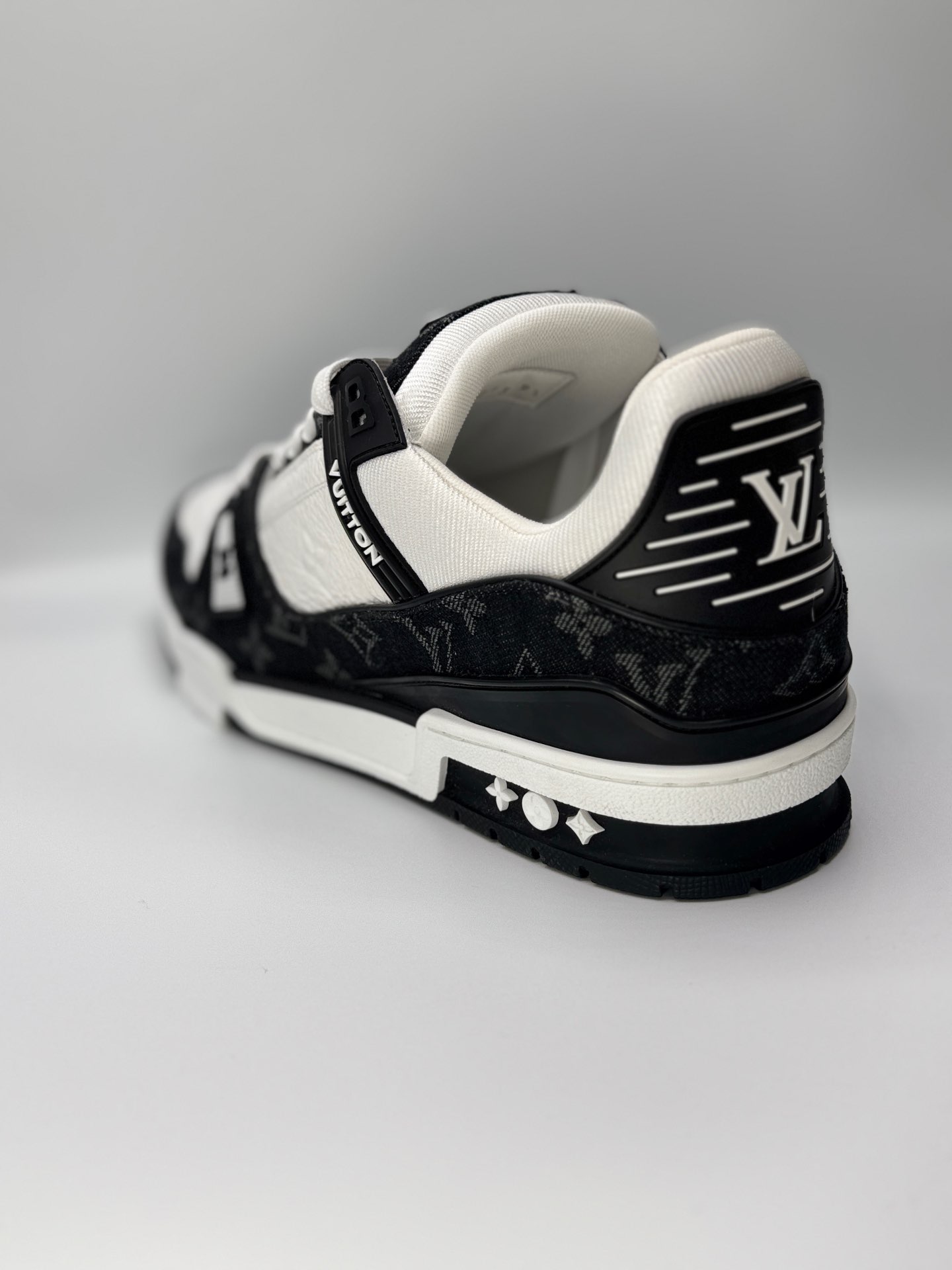 “Louis Vuitton LV “Trainer White Black