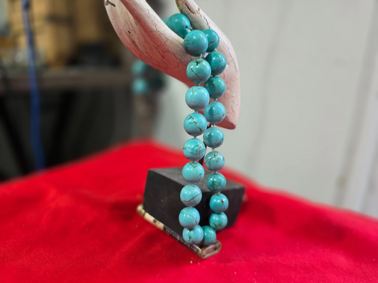 שרשרת עם אבני תורכיז קוטר כך כדור 1.5 ס'מ מחרוזת אבני תורכיז מהממת