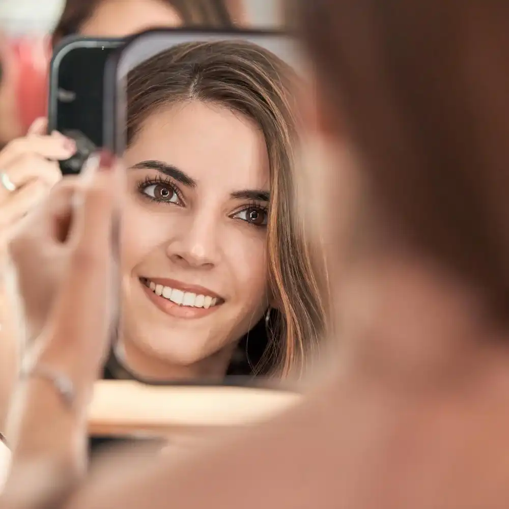 איך ליצור מראה טבעי וזוהר בעזרת איפור נכון