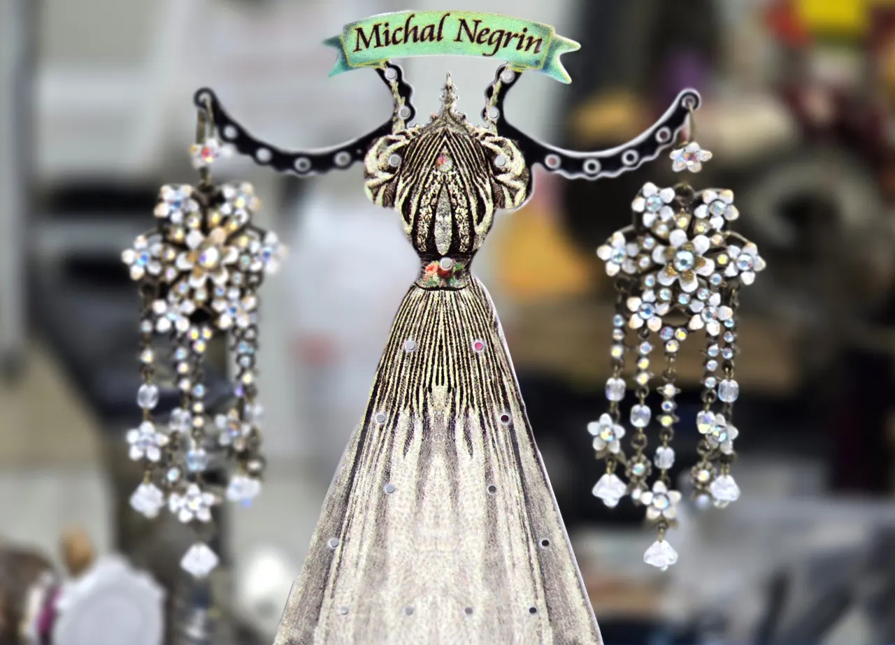 עגילים תלויים של מיכל נגרין פרחים של מיכל ואבני סברובסקי אורך כ.8 ס'מ