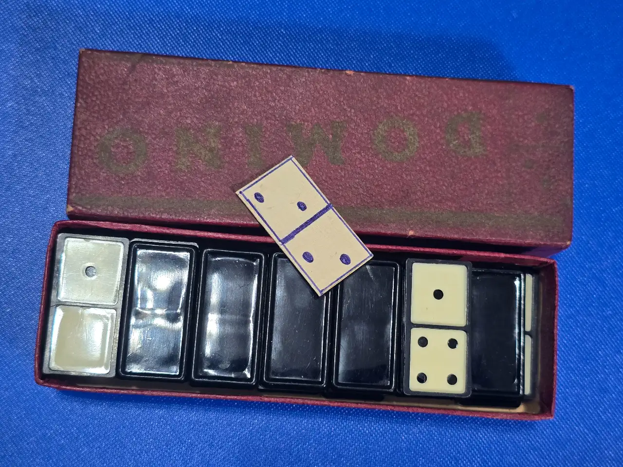 קופסת דומינו ישנה קוביות פלסטיק שימו לב לתמונות קוביה אחת צוירה על קרטון