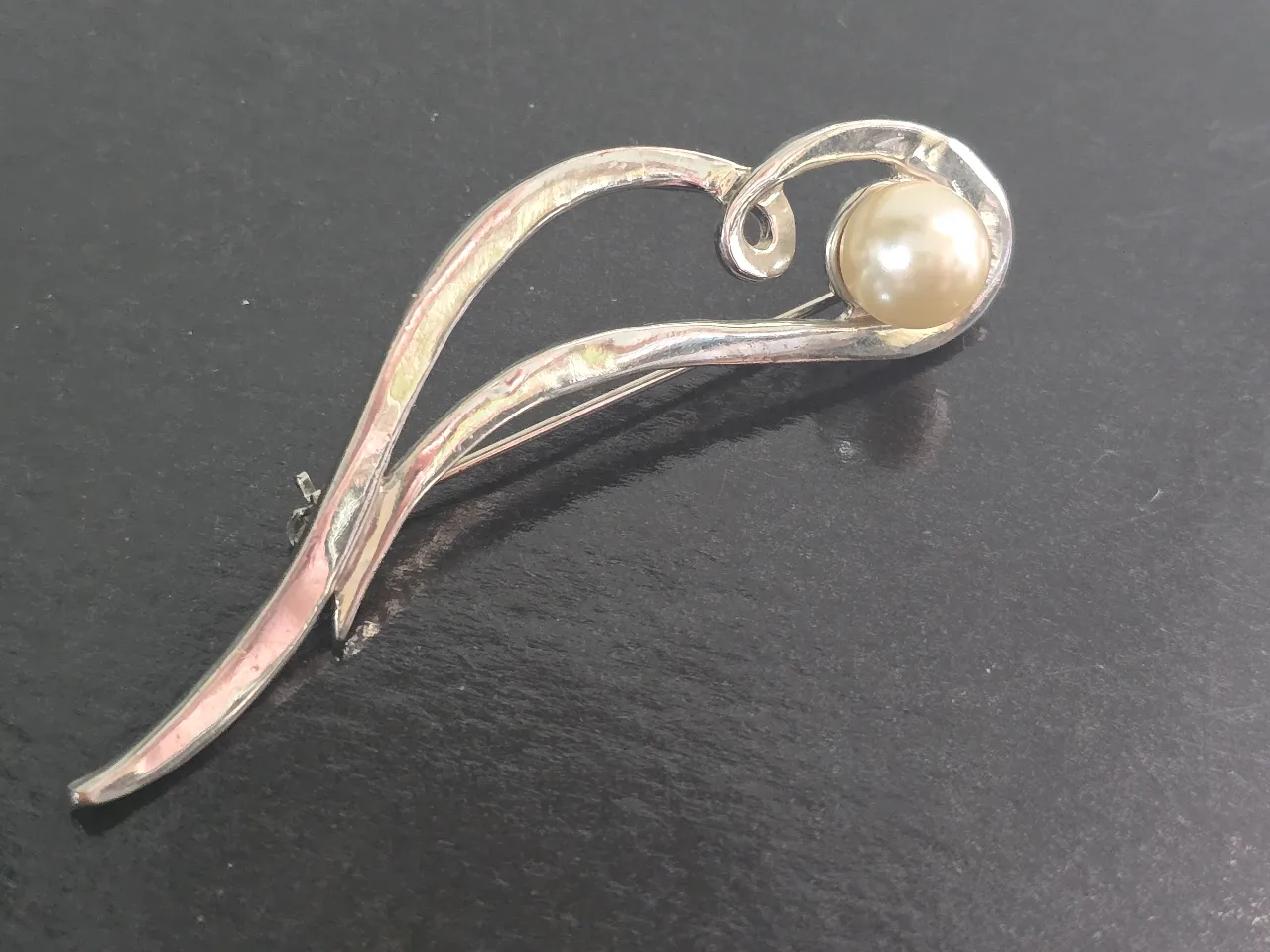 סיכת דש וינט'ג בסיגנון גלי ציפוי כסף עם פנינת אקויה