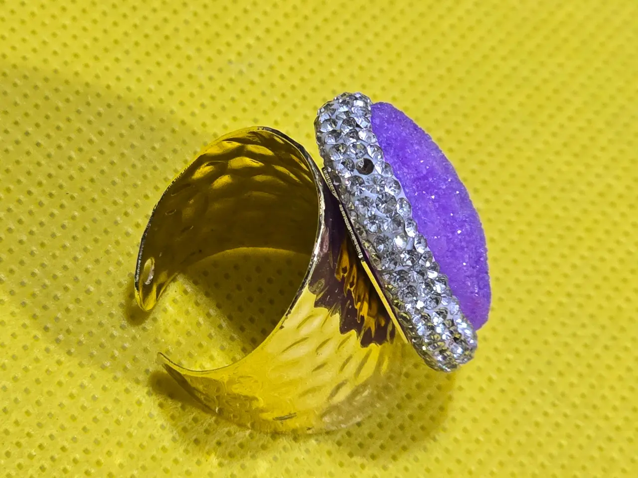טבעת מהממת מתכווננת ציפוי זהב אבן אמטיסט טבעי ואבני סברובסקי מסביב
