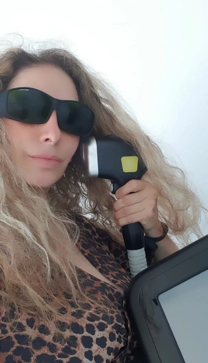 טיפולי לייזר להסרת שיער עם ידית קרח למניעת כאבים וכוויות קור. ניוטון מכשיר לייזר האמיתי הראשון בישראל עם ידית עוצמתית שמאפשרת טיפול ללא צורך בחזרות עם תכנית נוספת של מוד סטאטי לטיפול ממוקד