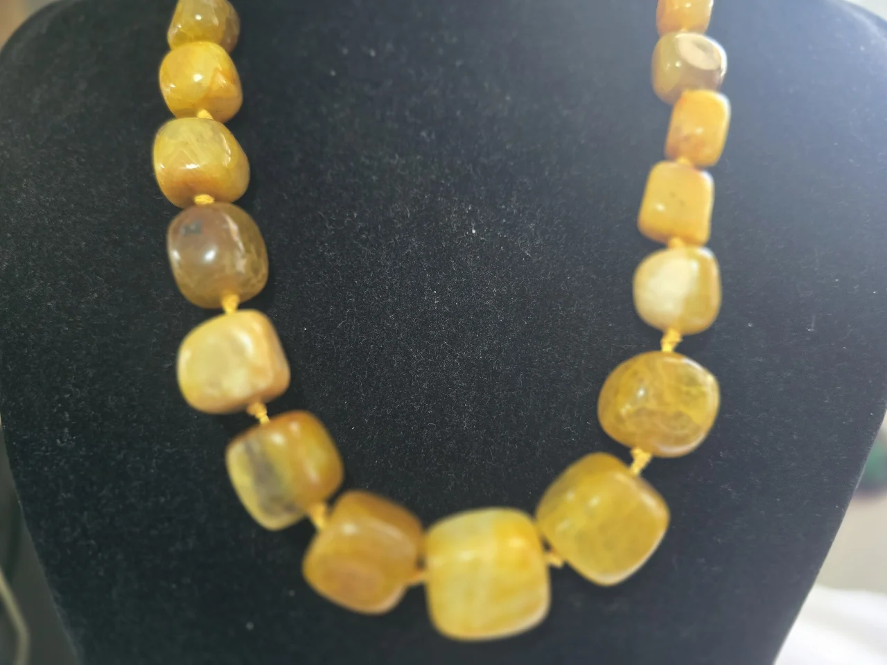 מציאה, שרשרת אבני אגת טבעיות בגוונים של חום, משקל 191 גרם, אורך 55 ס"מ, עבודת יד, מצב חדש.  משקל: 	191 גרם