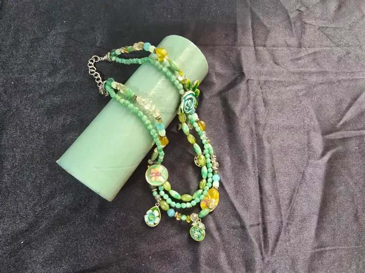 שרשרת ייחודית בגוונים מנטה וזהב מורכבת משלוש שכבות של חרוזי אבני חן וזכוכית עבודת יד בסגנון בוהי-שיק