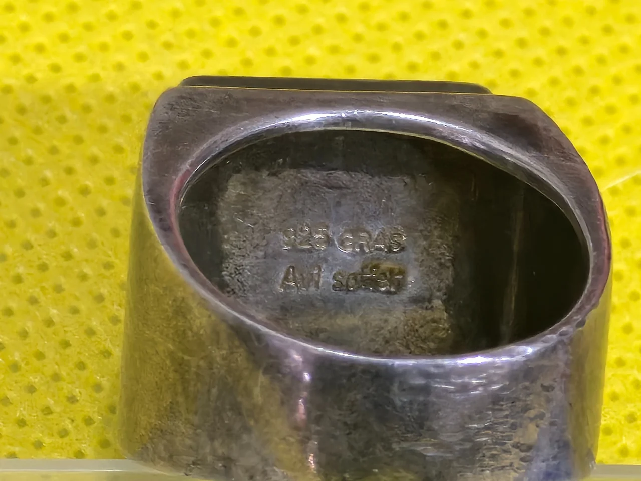 טבעת מעוצבת מכסף 925 חתום GRAS אומן אבי סופר .משקל: 12.5 גרם . מידה :16 ישראלי. רוחב : 1.5 ס"מ