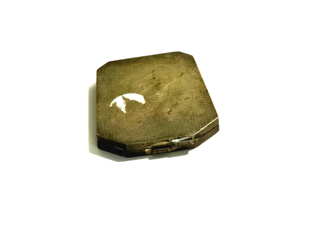 פודריית פליז וינטג' יוצאת מהכלל. עשויה מתכת. במכס יש מלאכת מחשבת בחסר של אלמנטים פרחוניים, עלים וגבעולים. מתחת ליחידת האיפור יש כיתוב בחריטה: EST. IBIS  - MODELE DEPOSE'  היצרן IBIS הוא מצרפת וייצר מוצרי טואלטיקה, פודריות, מראות ותמרוקים. "מודל דפוזה" משמעו שהדגם רשום, כלומר העיצוב המיוחד מוגן ברישום רשמי. העיטור הפרחוני החתוך והחרוט אפייני מאוד לעבודות מתכת צרפתיות מתקופת האר-דקו המאוחרת. הפריט ככל הניראה משנות ה-30 של המאה ה-20.