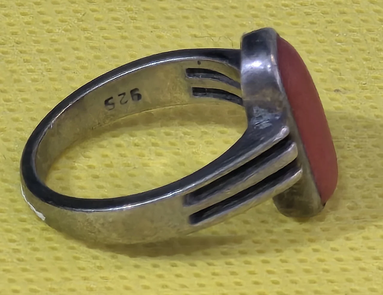 טבעת כסף וינטג' איכותית משובצת אבן קורל אדום טבעי. חתומה 925. מידה: 7 אורך העיטור הקדמי כ- 15 מ"מ משקל: 4.50 גרם